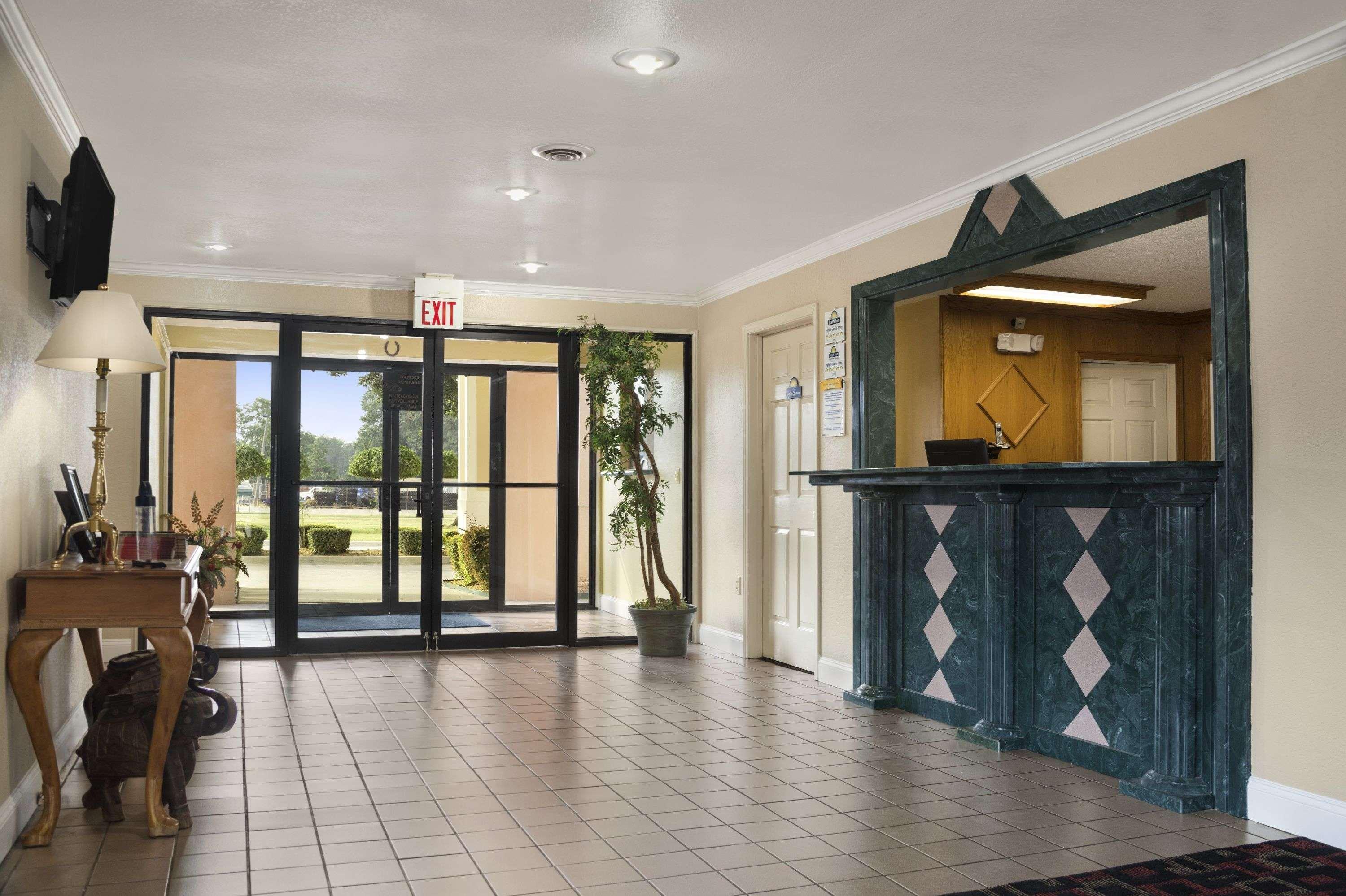 Days Inn & Suites By Wyndham Stuttgart Exterior photo